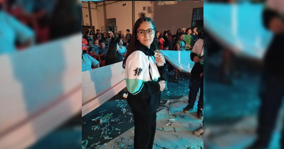 Una prenda de orgullo y memoria- una estudiante rindió homenaje a los héroes de Malvinas Foto- El Liberal