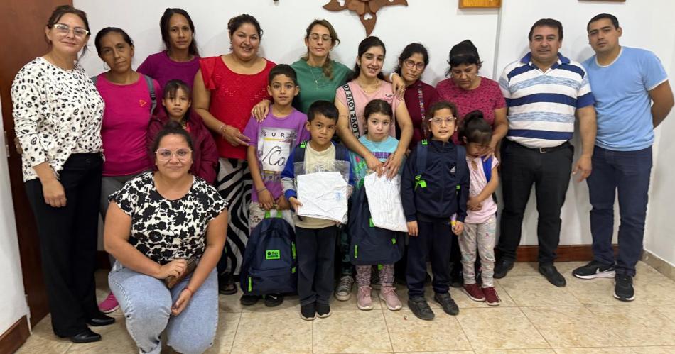 Se entregaron kits escolares guardapolvos y mochilas en Forres