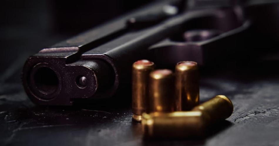 Investigan a una alumna que ingresó a una escuela con un arma y 150 balas Foto- Freepik