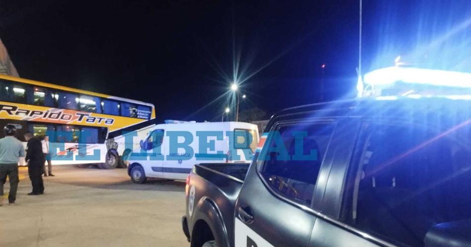 Ataque vandaacutelico a un micro en Antildeatuya- tres pasajeros terminaron heridos