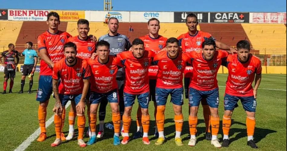 Sarmiento no hizo pie en Corrientes pero sigue arriba