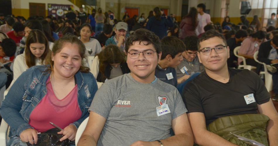ENCUENTRO DE JOacuteVENES EN EL COLEGIO FRANCISCANAS