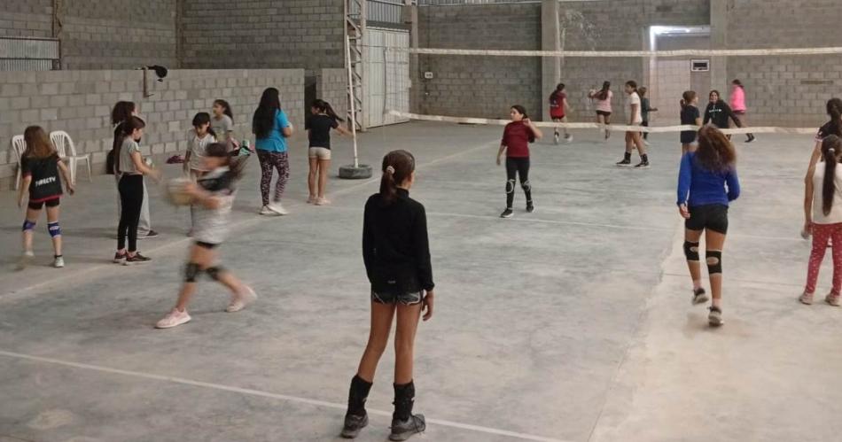 Dictan clases deportivas en el Centro de Educacioacuten Fiacutesica de Selva