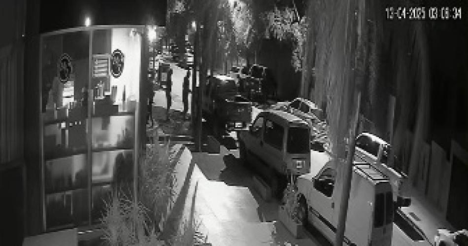 VIDEO  Usando inhibidores robaron la camioneta 4x4 de un expoliciacutea