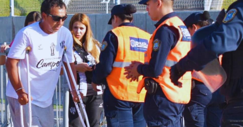 Una fiesta en paz en el duelo entre Central Coacuterdoba y Huracaacuten