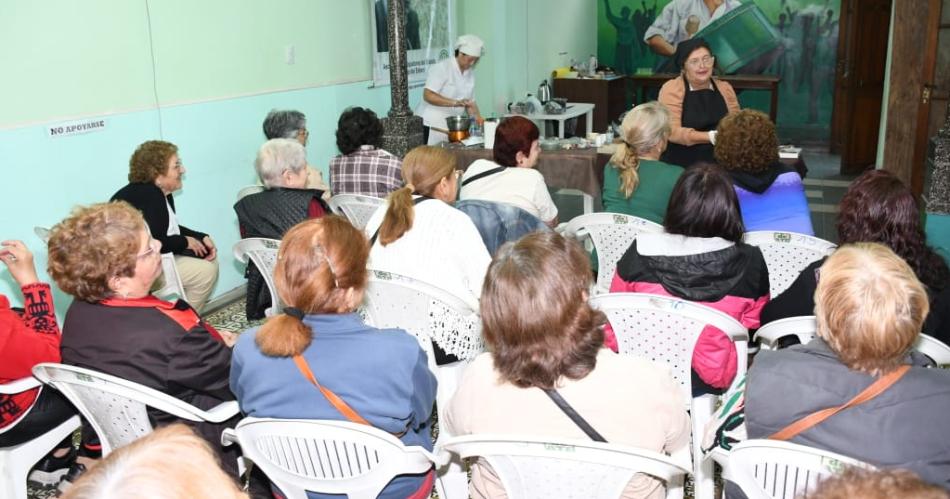 La Municipalidad realizoacute un taller de reposteriacutea en el centro de jubilados de ATE