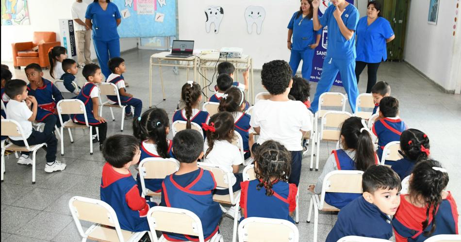 Agentes sanitarios dieron una charla sobre salud bucodental en el jardiacuten de infantes Principito