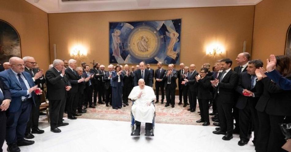 Gracias por el buen servicio- el Papa Francisco recibioacute al equipo meacutedico que lo asistioacute durante su internacioacuten