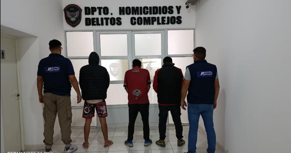Detienen a tres sujetos que balearon y dejaron grave a un hombre en el B° Santa Rosa de Lima (Foto- Policía de la Provincia)