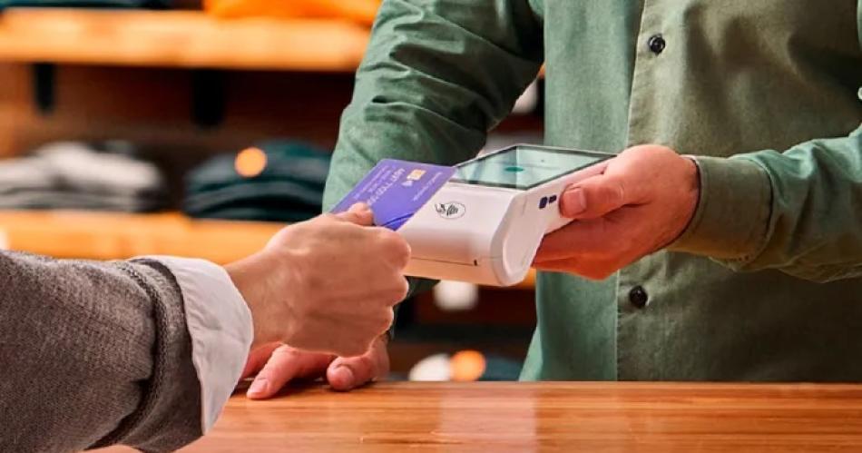 Una joven robó las tarjetas del abuelo de su amiga y gastó 250000