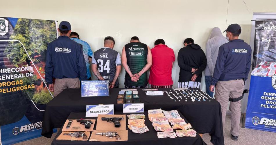 Allanamientos antidrogas- detienen a 7 barrabravas y secuestran armas y sustancias (Foto- Policía de la Provincia)