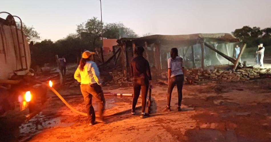 Un hombre perdió todo tras un voraz incendio en su vivienda (Fotos- Bomberos Voluntarios de El Cruce depto Figueroa)