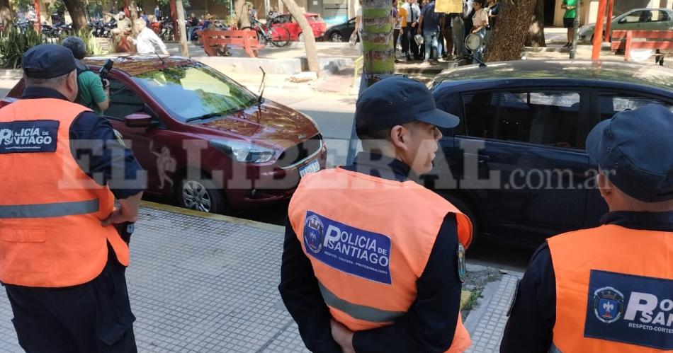  Los policías refuerzan la seguridad en la planta baja y el primer piso