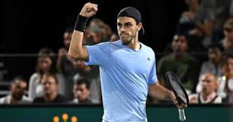 Ceruacutendolo le ganoacute sin problemas a Shevchenko y sigue firme