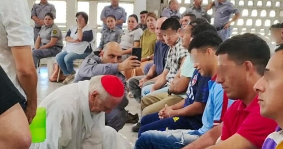 El arzobispo Bokalic realizoacute el lavatorio de pies en la caacutercel de Colonia Pinto