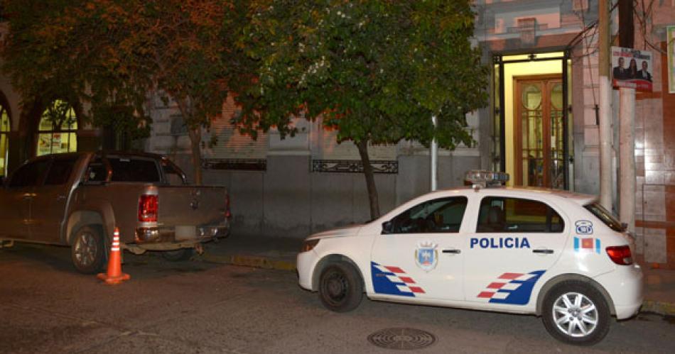 PRESENTACIÓN- Trabajan expertos de la seccional Primera Criminalística y Robos y Hurtos El fuerte de la incipiente investigación se sita en las cmaras de seguridad de las casas y comercios contiguos