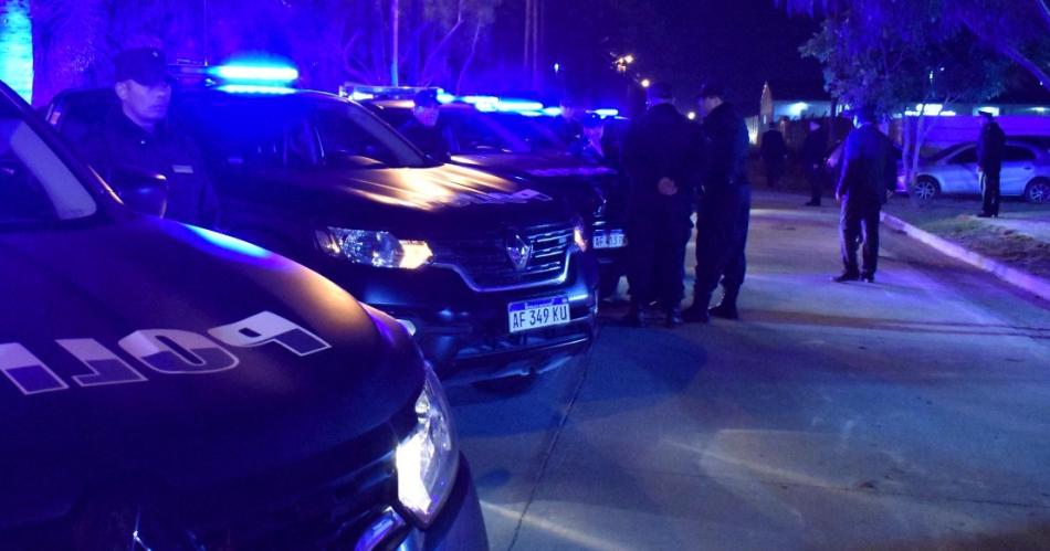 Ebrio y drogado lo arrojaron de un auto en movimiento