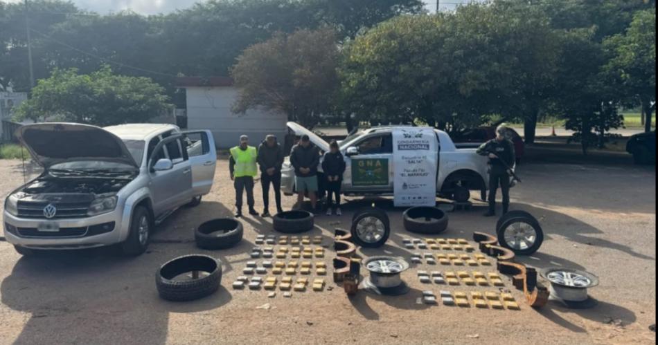 MARCADOS- Los dos santiagueños y su socio tucumano cayeron presos en el puesto de Gendarmería Luego se realizaron allanamientos en sendas provincias Transportaban m�s de 50 kilos de cocaína