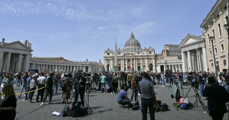 EN VIVO- los fieles comenzaron a despedir al Papa