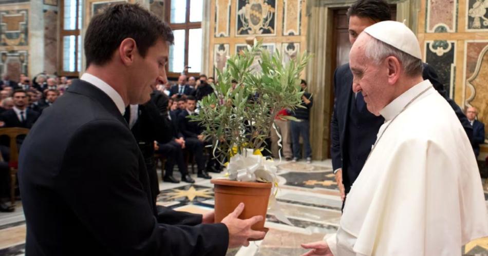 Lionel Messi junto al Papa Francisco en su encuentro en el Vaticano en 2013