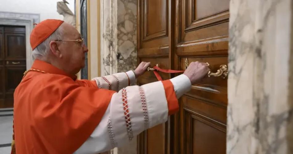 VIDEO  Sellaron la habitacioacuten donde murioacute el Papa Francisco en Santa Marta