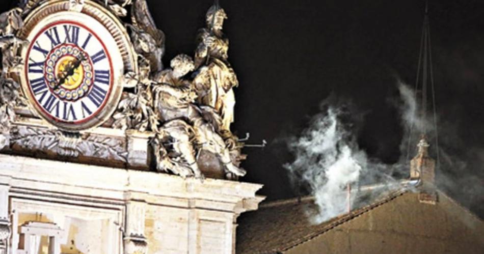 SÍMBOLO El humo blanco avisa a los fieles que un nuevo papa fue elegido