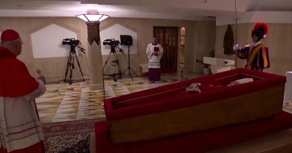 VIDEO Difunden las primeras imaacutegenes de los restos del papa Francisco en su feacuteretro