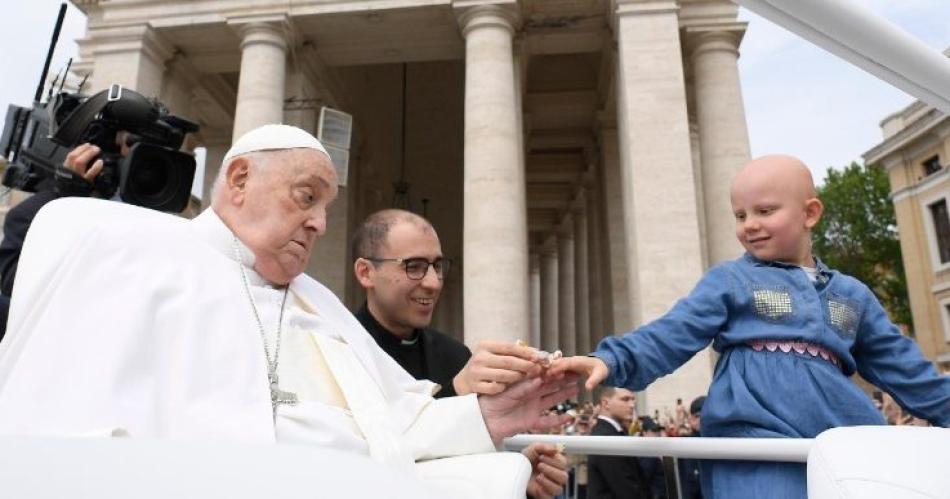 El Papa Francisco durante el recorrido en la Plaza de San Pedro tras el «Urbi et Orbi»