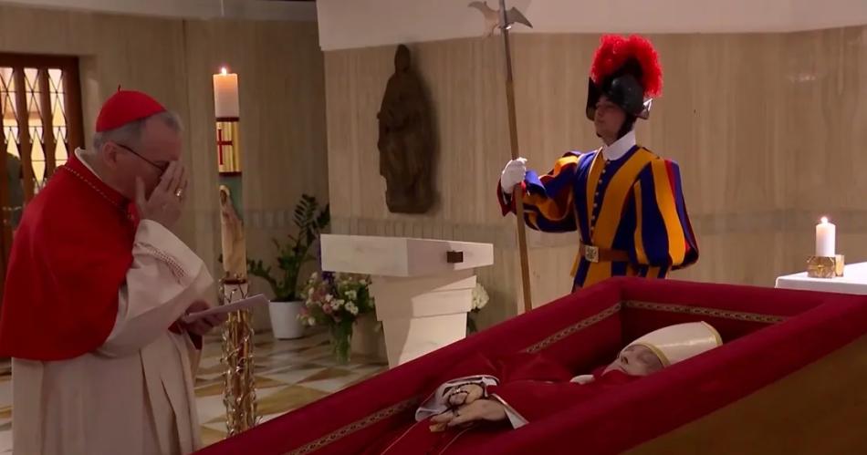 VIDEO Difunden las primeras imaacutegenes de los restos del papa Francisco en su feacuteretro