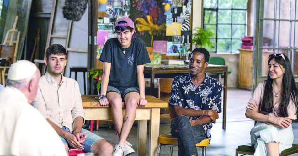 EscEna del documental Amén Francisco responde junto a diez jóvenes entre quienes est Milagros Acosta (der)