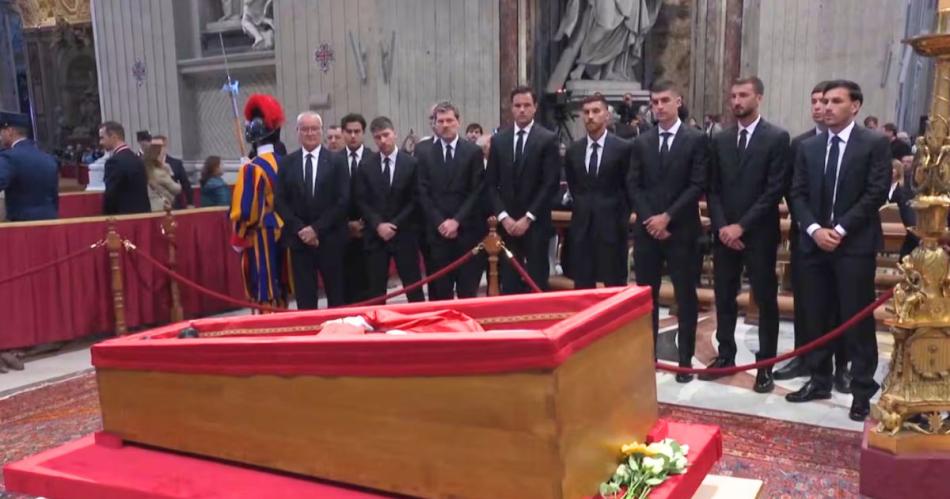 Jugadores argentinos asistieron a la basílica de San Pedro para darle el ltimo adiós a Francisco