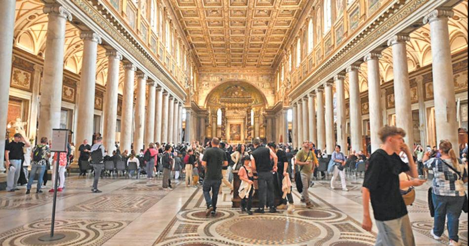 Asiacute es por dentro Santa Mariacutea la Mayor la basiacutelica en Roma donde seraacute sepultado