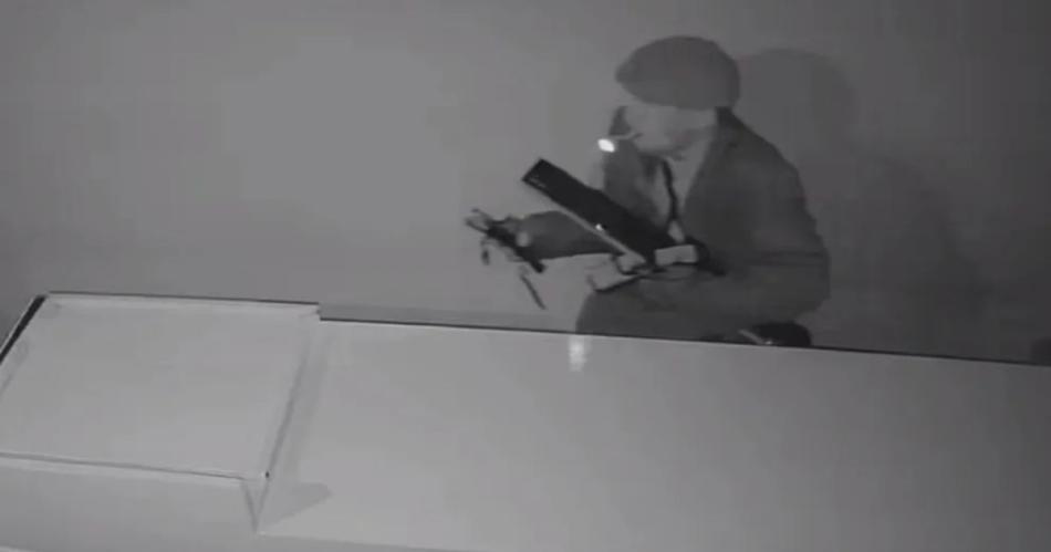 El delincuente con su particular atuendo quedaron registrados por las cmaras de seguridad del local