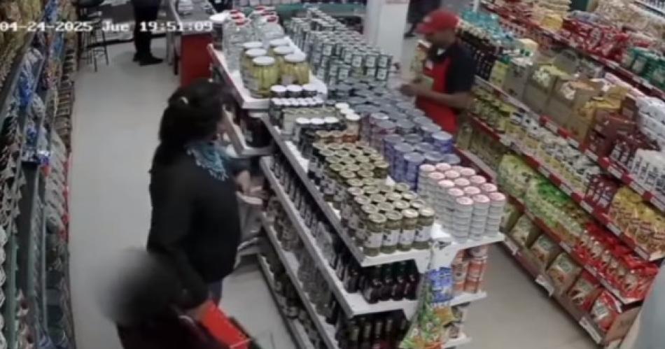 unto a su hija una mujer robó una horma de queso de una conocida fiambrería