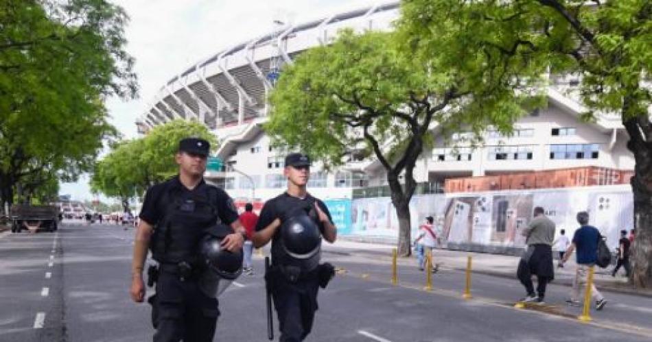 Habraacute maacutes de mil policiacuteas y tres anillos de control para el Boca - River