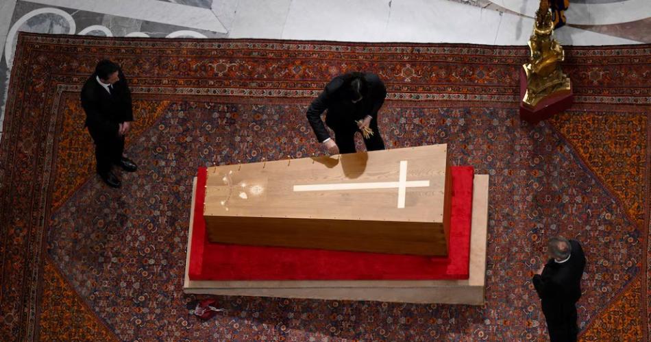 Cerraron el feacuteretro del papa Francisco en una ceremonia solemne y de profundo respeto