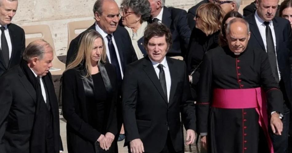 Tras despedir al Papa Francisco Milei vuelve al país