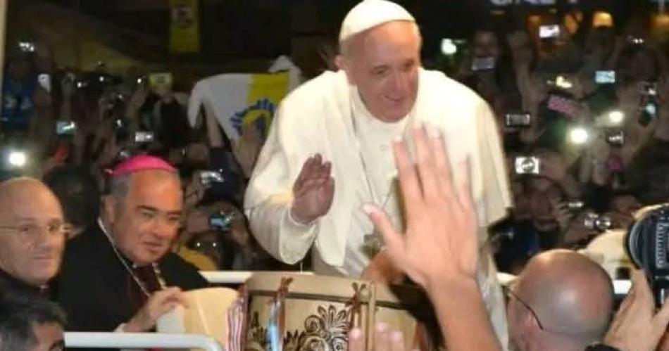 El día que el papa Francisco hizo unos toques con un bombo del Indio Froil�n