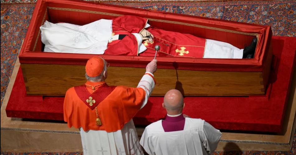RITO El cuerpo del Sumo Pontífice fue tapado con velo y fue bendecido por uno de los cardenales Luego el camarlengo Kevin Farrell selló el ata�d con una cruz el escudo del Vaticano y una placa con el nombre
