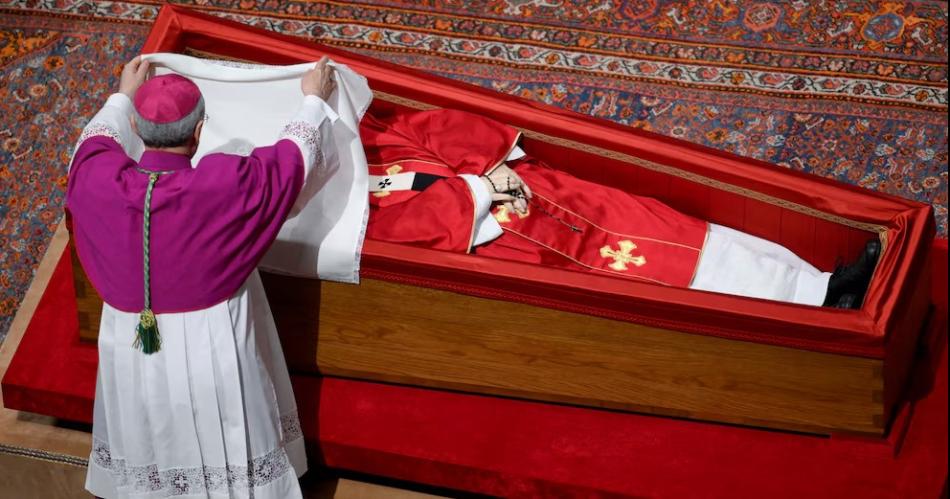 Cerraron el feacuteretro del papa Francisco en una ceremonia solemne y de profundo respeto