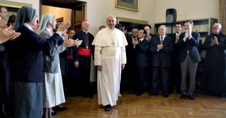 Hasta los mocasines negros del papa Francisco tienen su historia