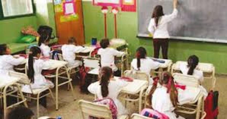 Ofrecen cargos y horas caacutetedra para docentes a traveacutes del Consejo Virtual