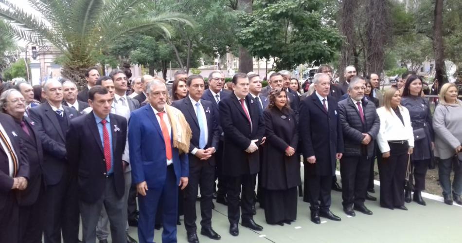 Gerardo Zamora presidioacute el acto por el Diacutea de la Autonomiacutea