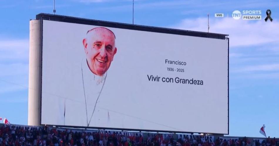 Superclaacutesico- Asiacute fue el emotivo homenaje al papa Francisco en el Monumental