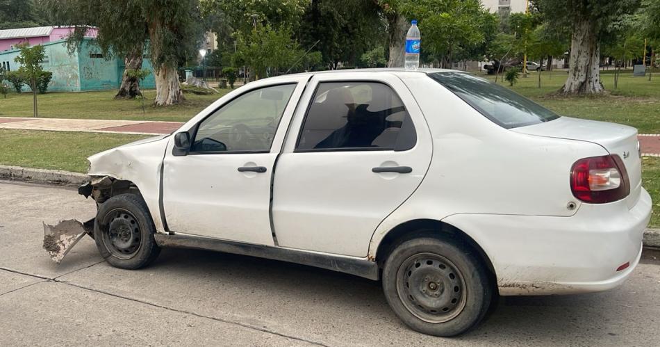 Tremendo choque en el Parque- dos motociclistas volaron tras impactar contra un auto