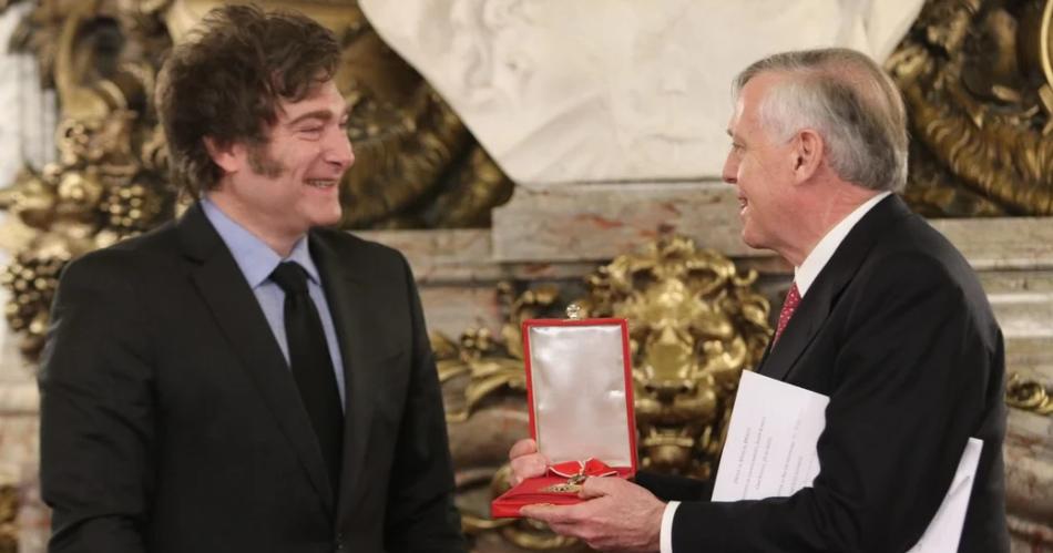 VIDEO Javier Milei condecoroacute al economista Jesuacutes Huerta de Soto con la Orden de Mayo