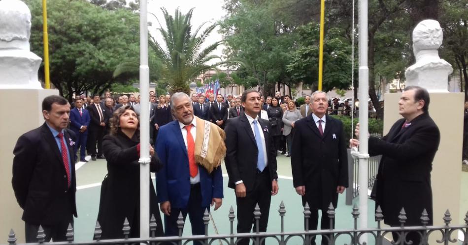 Gerardo Zamora presidioacute el acto por el Diacutea de la Autonomiacutea