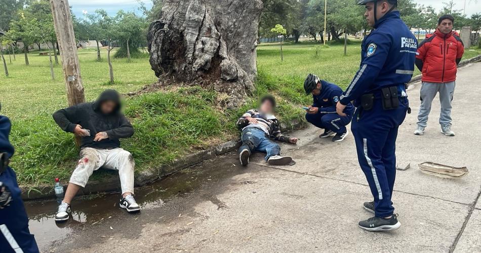 Tremendo choque en el Parque- dos motociclistas volaron tras impactar contra un auto