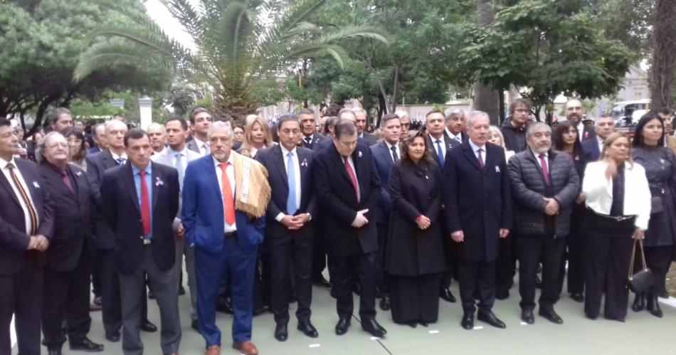 Gerardo Zamora presidioacute el acto por el Diacutea de la Autonomiacutea