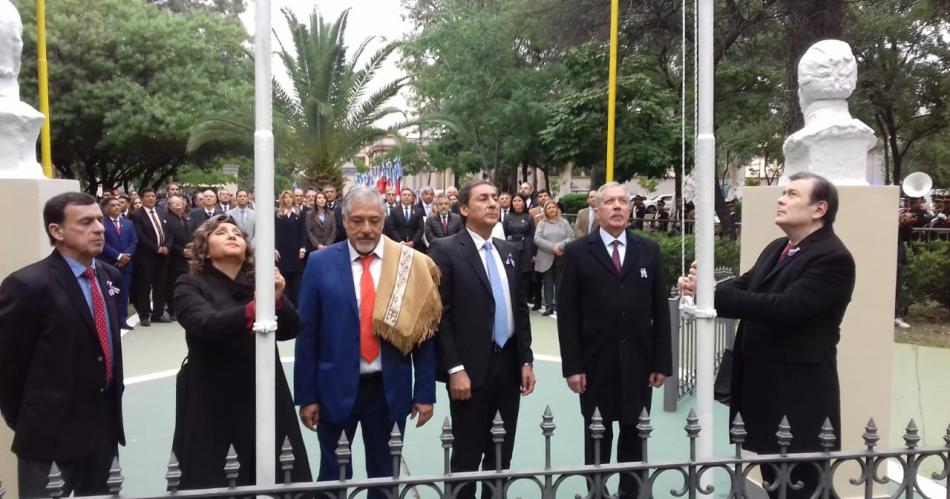 Gerardo Zamora presidioacute el acto por el Diacutea de la Autonomiacutea